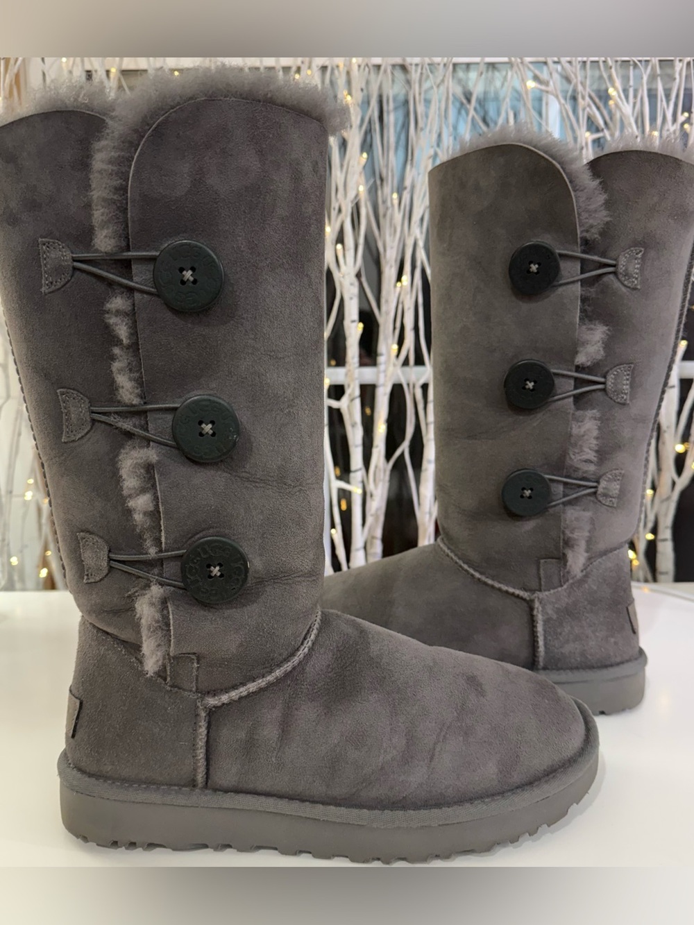 UGG “Bailey” Button Triplet Tall Gray Suede Winter Boots Women’s Sz 8 GUC Y2K